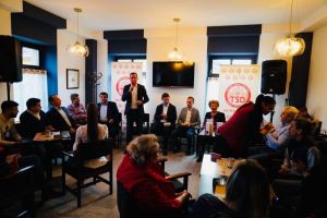 Social-democraţii au împărţit pliante cu Victor Negrescu şi au participat la o cafenea politică (FOTO)