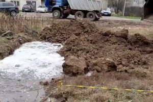 RĂCARI: Gropile pentru fosele setice promise în 2017, astupate după ce s-au umplut cu dejecţii