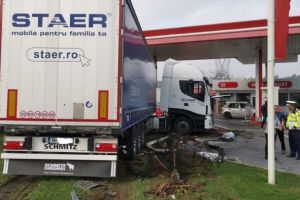 Carambol la Onesti, judetul Bacau. Patru masini implicate. Un camion a intrat in benzinarie (galerie foto)