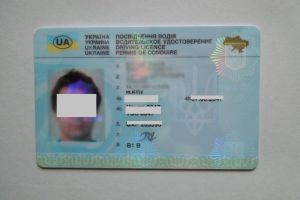 Tată şi fiu cu permise din Ucraina falsificate, identificaţi de poliţiştii harghiteni, în comuna Praid