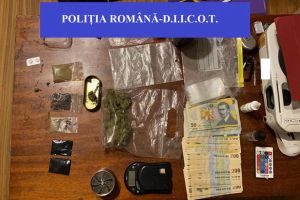 Doi suceveni, arestaţi la Cluj după ce au fost prinşi cu aproape un kilogram de canabis