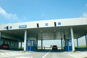 Maşină confiscată de poliţişti în Vama Cenad, după ce a fost dată în urmărire de autorităţile din Italia