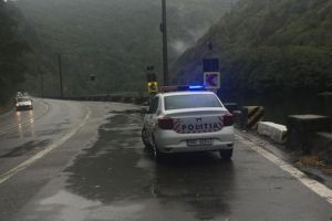 Fără permis la volan pe Valea Oltului – Când au văzut poliţia, şoferul şi pasagerul au făcut schimb de locuri