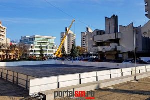 FOTO. Patinoarul din Satu Mare a fost instalat! Firma nu are noroc cu vremea
