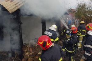 FOTO: Incendiu la o casă din Târgu-Mureş!