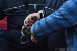 Tâlhar la volanul unui Mercedes, urmărit de poliţişti pe DN1, în Bihor: Fugarul era fără permis şi urmărit naţional