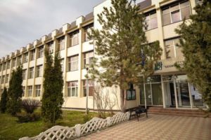 Profesorul şi-a acroşat elevii cu maşina în curtea unei şcoli!