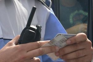 Poliţiştii din Braşov au reţinut peste 100 de permise