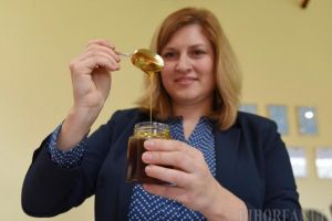 Mai tare ca Manuka! Doi întreprinzători din Bihor demonstrează calităţile antibacteriene superioare ale mierii româneşti (FOTO / VIDEO)