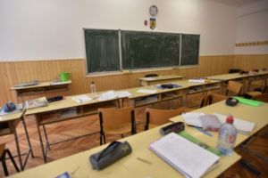 Mai puţine ore la şcoală. Legea a fost promulgată de preşedinte