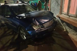 Foto: A ajuns cu bolidul in zidul unei case din Chercea