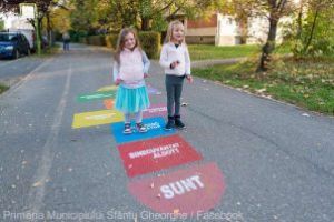 Şotroane „motivaţionale” în staţiile de autobuz din Sfântu Gheorghe, printr-un proiect al comunităţii Waldorf