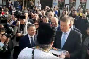 Ce simboliza ceasul defect pe care l-a primit în dar Klaus Iohannis la Bistriţa