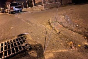 Un şofer şi-a făcut praf maşina în fier betonul uitat în jurul gurilor de canal