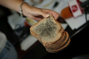 MORENI: Vindea produse expirate