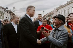Klaus Iohannis, în dialog cu cetăţenii: Nimeni nu a reuşit să-i îngenuncheze pe români şi PSD în veci pururi nu va reuşi