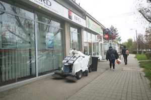 VIDEO. Angajaţi ai serviciului de salubritate, prinşi la păcănele, în timpul programului de lucru