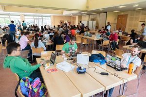 Concurs pentru tinerii pasionaţi de tehnologie, la Satu Mare. Premii în valoare de 2.000 euro