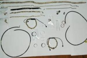 Bijuterii din metal galben, fara documente legale, confiscate de politistii de frontiera in P.T.F. Vama Veche