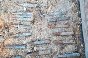 Pirotehnistii in alerta: Doi copii au gasit doua tuburi de cartuse pe malul unui rau. Ce s-a mai descoperit (galerie foto)  