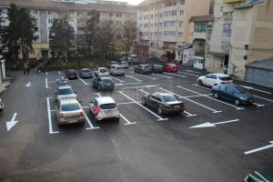 Parcare rezidenţială, cu 75 de locuri, modernizată şi marcată, în spate la Taylan