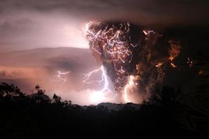 Un trăsnet care a lovit acoperişul unui atelier a provocat un incendiu de proporţii la Fălticeni