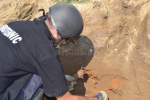 Proiectile de artilerie din al Doilea Război Mondial, descoperite în curtea unei firme din ...