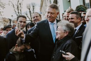 Klaus Iohannis, în dialog cu cetăţenii: Nimeni nu a reuşit să-i îngenuncheze pe români şi PSD în veci pururi nu va reuşi