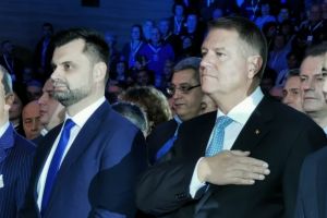 WOW! Iohannis a venit la Ploiesti si ne-a convins sa-l votam: a plantat un pom!