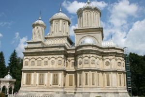 Profita de serviciile de inchirieri auto si viziteaza unul dintre cele mai pitoresti judete din tara