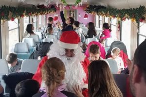 Moş Crăciun circulă cu trenul în Bihor, din 5 decembrie. Rezervă-ţi biletul din timp! (FOTO / VIDEO)