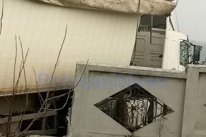 FOTO Incredibil! Motivul pentru care şoferul din Botoşani a făcut praf, cu camionul, gardul din beton al unei case