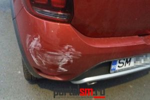 FOTO. Maşină nou-nouţă, lovită în parcare. Vinovatul a plecat de la faţa locului