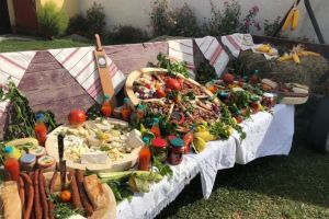 Un bucătar găteşte la Bradu ca să strângă bani pentru copiii bolnavi din Sibiu