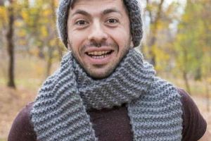 Căciulă şi fular „made in Rosia Montană”, pentru cunoscutul vlogger Mircea Bravo: Mod inedit de promovare a împletiturilor de lâna din Apuseni