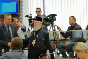 Arhiepiscopul Târgoviştei a întrerupt o conferinţă de presă pentru o discuţie cu Sandu Oprea