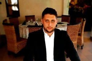 Un tânăr artist din Botoşani cântă alături de celebrul Nelu Ploieşteanu