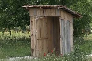 „Liderii” din… fundul curţii: Statistica ruşinoasă, care arată că peste un sfert dintre români încă au toaleta în curte