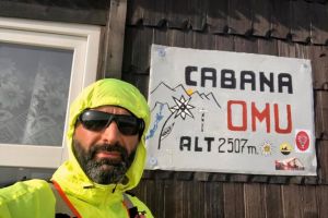 Victoria vointei!“:  Constanteanul Mihai Nenciu a atins Varful Omu, la capatul alergarii care a pornit de pe plaja din Mamaia (galerie foto)