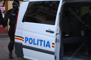 Percheziţii la un hotel din Bistriţa. 25 de persoane duse la audieri, două reţinute pentru proxenetism