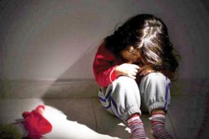 ȘOCANT! Un copil a povestit la grădiniţă cum TATĂL său a UCIS şi a TRANȘAT un om