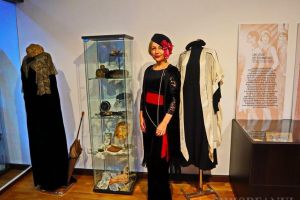 Cum se îmbrăcau româncele în urmă cu un secol: rochii şi lenjerii expuse la Muzeul Oraşului Oradea (FOTO)