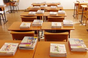 Elevii de clasa a VII-a încă nu au primit manualele de matematică şi fizică