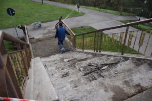 Au început lucrările de reabilitare a scărilor de la Podul Decebal