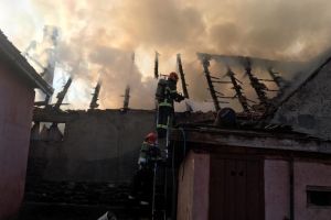 Casă în flăcări la Cisnădie – Pompierii lupta cu flăcările
