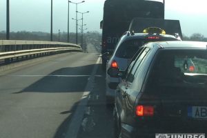 Trafic îngreunat pe DN 1, între Teiuş şi Alba Iulia: Un tir defect este oprit pe partea carosabilă