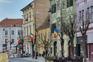 FOTO Aproape 6.000 de steaguri tricolore flutură în tot Sibiul – Ne pregătim pentru Ziua Naţională