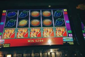 Aparatul nu i-a dat nimic, dar i-a dat el! Un tânăr şi-a vărsat nervii pe ecranul aparatului care i-a mâncat banii