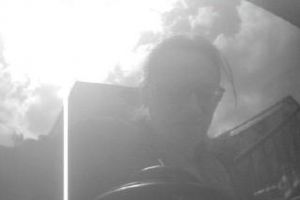 FOTO Aţi văzut această femeie? A furat banii de pe cardul unui bărbat la un bancomat la Cedonia