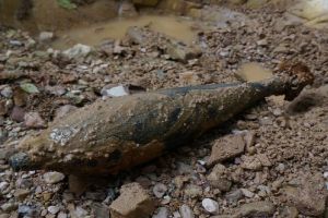 Echipa pirotehnică a Detaşamentului ISU Alba intervine pentru asanarea unui teren de muniţie neexplodată, în Vinerea